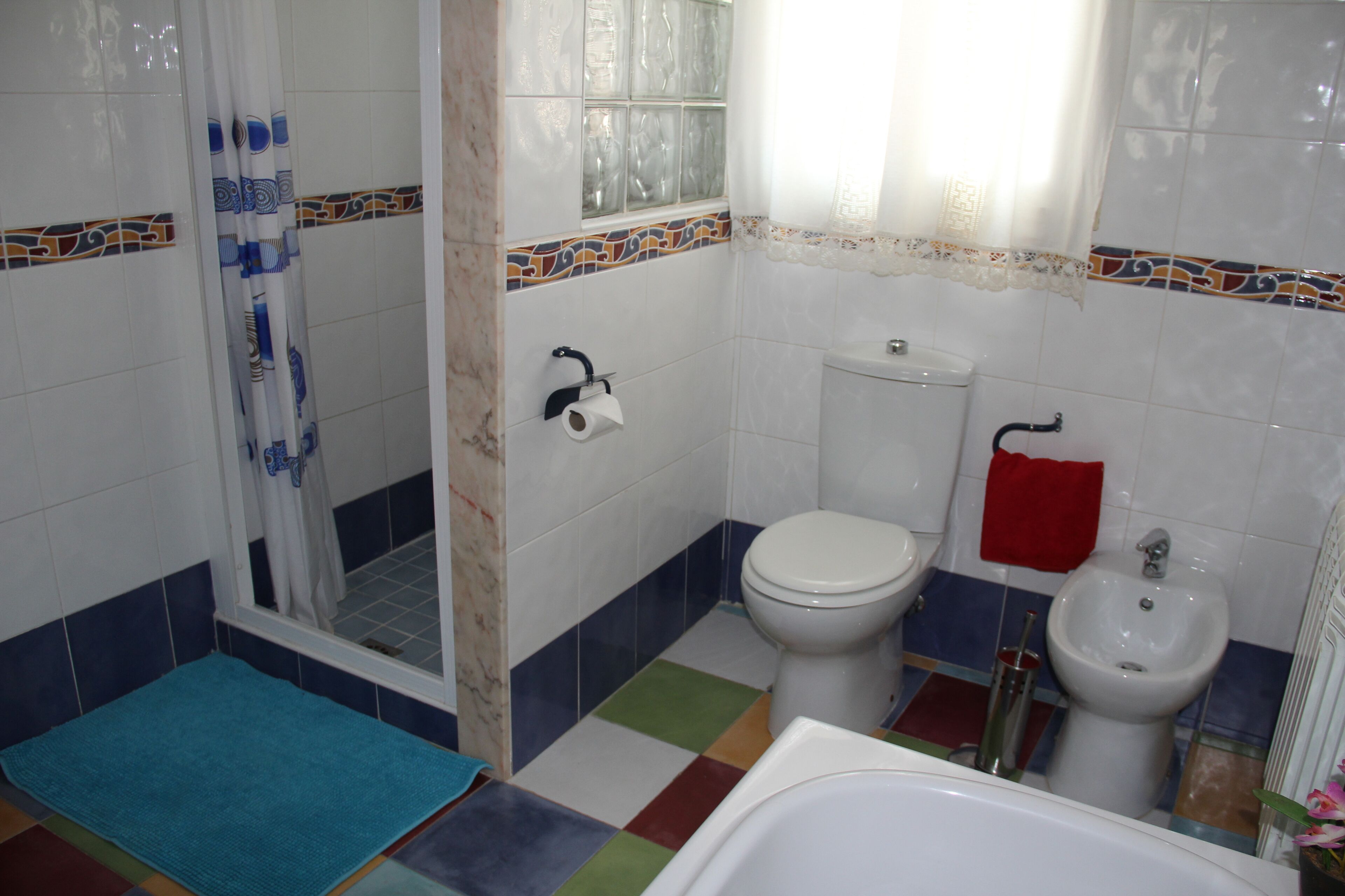 Un baño con ducha, inodoro, bidé y bañera.