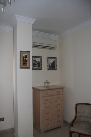 Habitación clásica doble, 1 cama de matrimonio, no fumadores, baño privado | Cortinas opacas, wifi gratis, ropa de cama