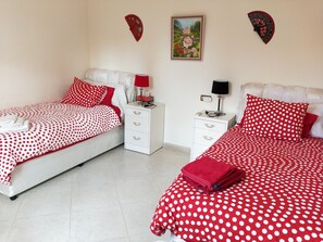 Habitación con 2 camas individuales, no fumadores, baño privado (Flamenco) | Cortinas opacas, wifi gratis, ropa de cama