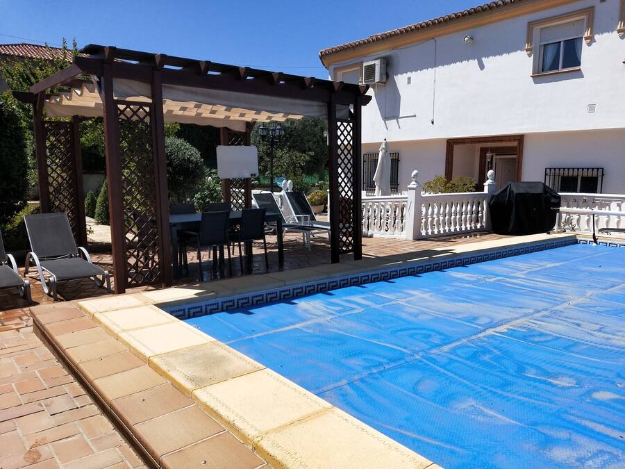 室外泳池;11:00 至 21:00 開放;躺椅