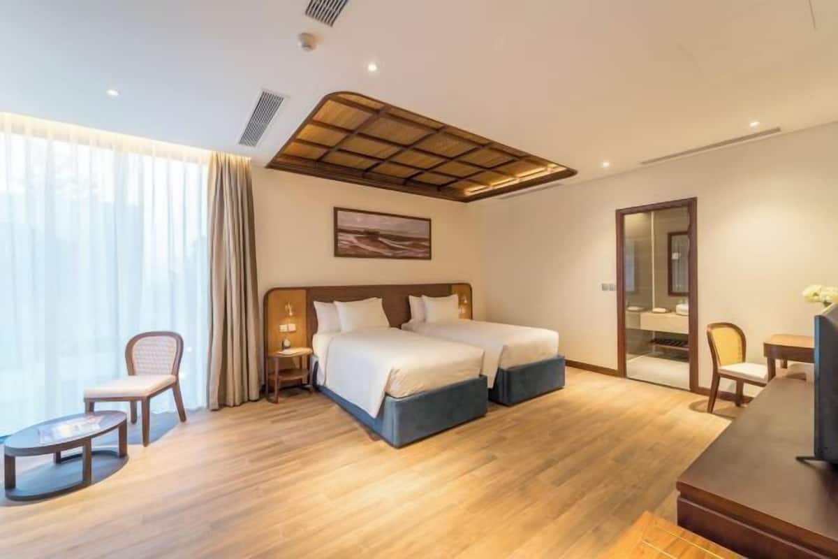 Minibar, caja de seguridad en la habitación y escritorio