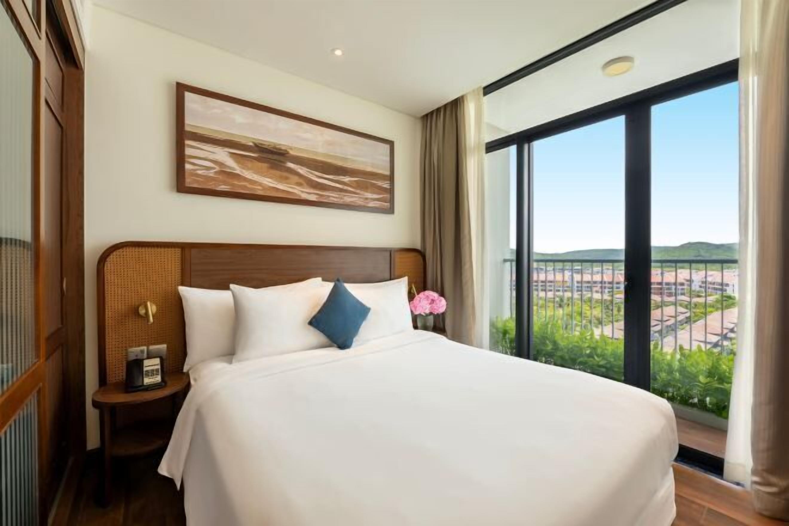 Minibar, in-room safe, desk, iron/ironing board