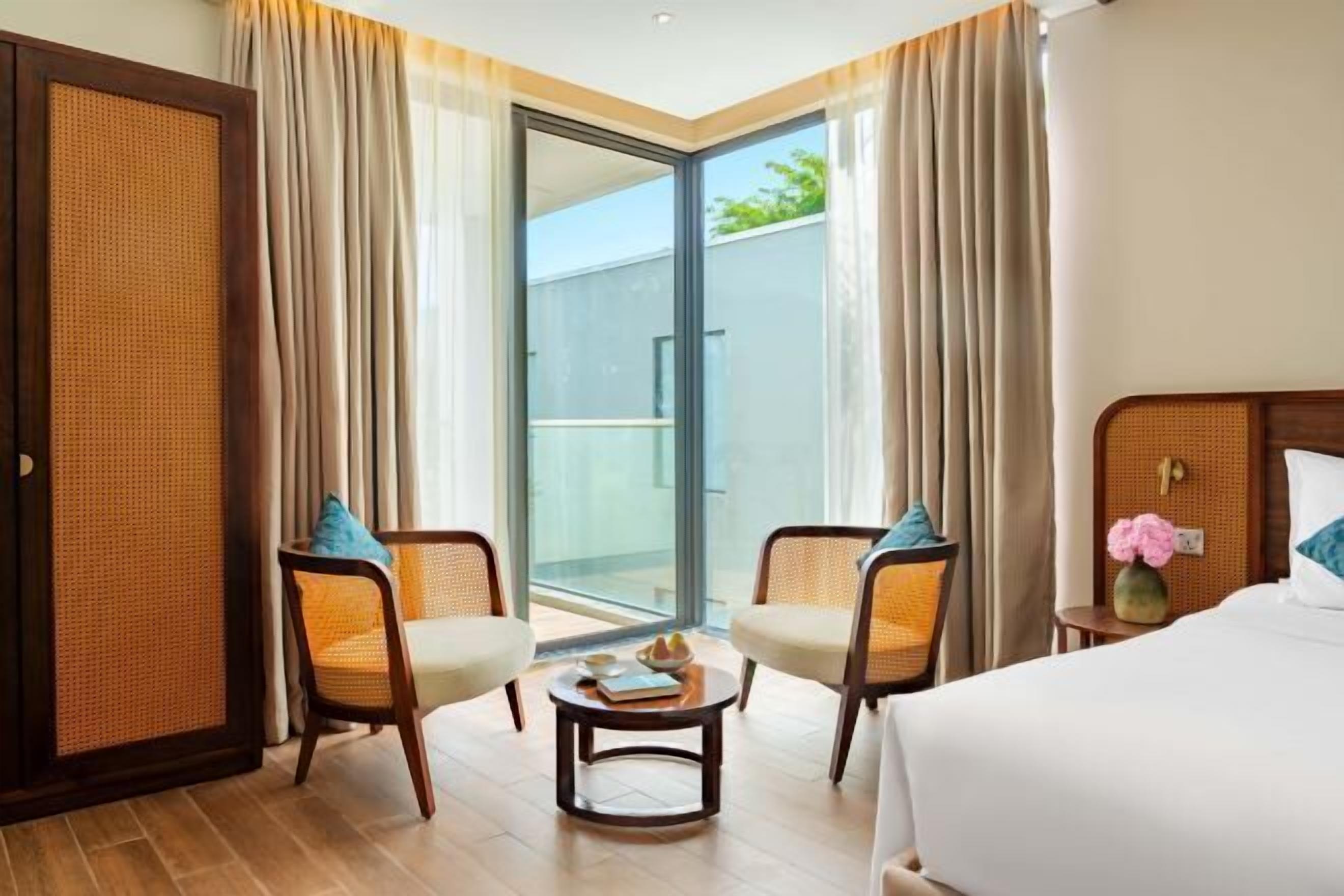 Minibar, in-room safe, desk, iron/ironing board