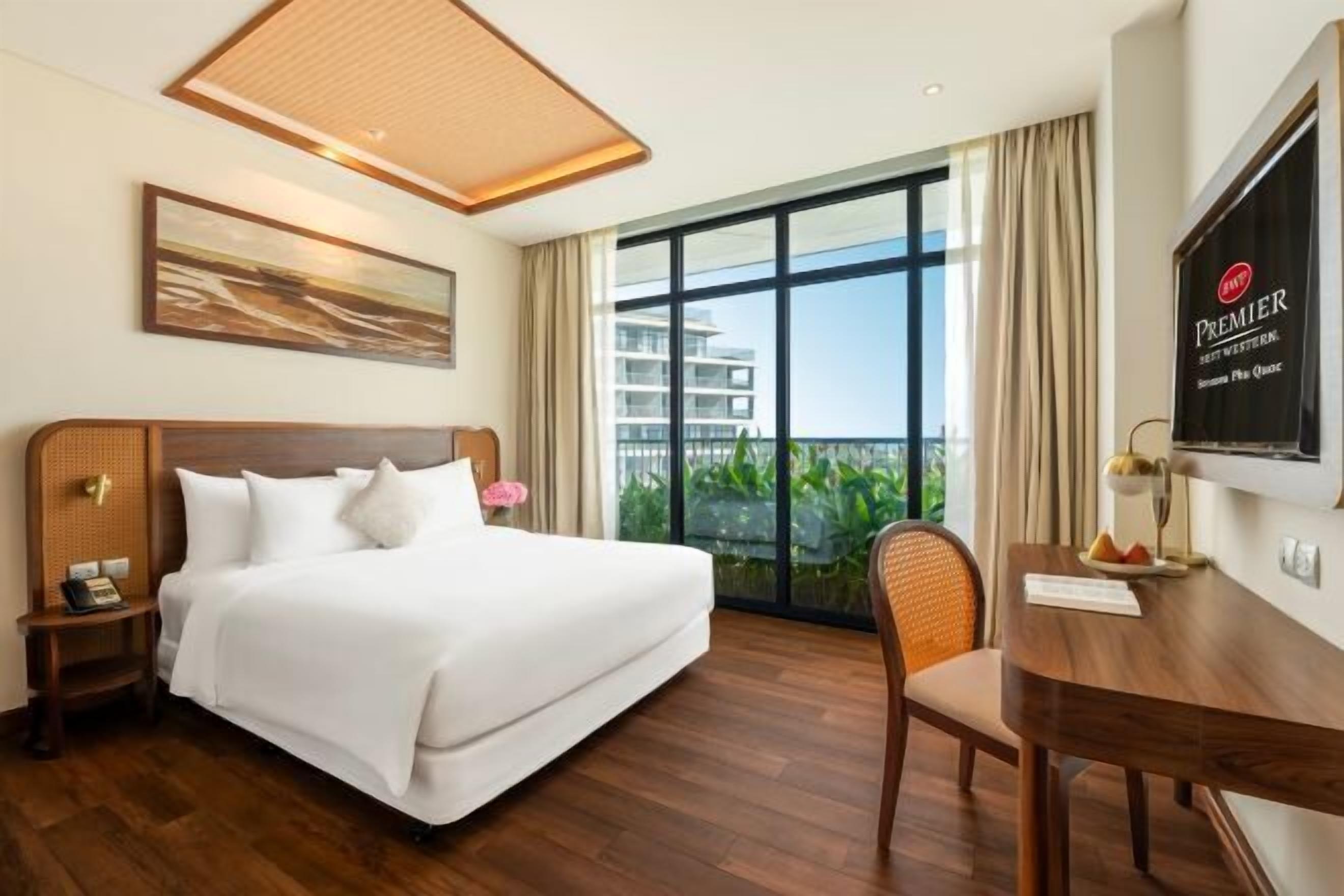 Minibar, in-room safe, desk, iron/ironing board