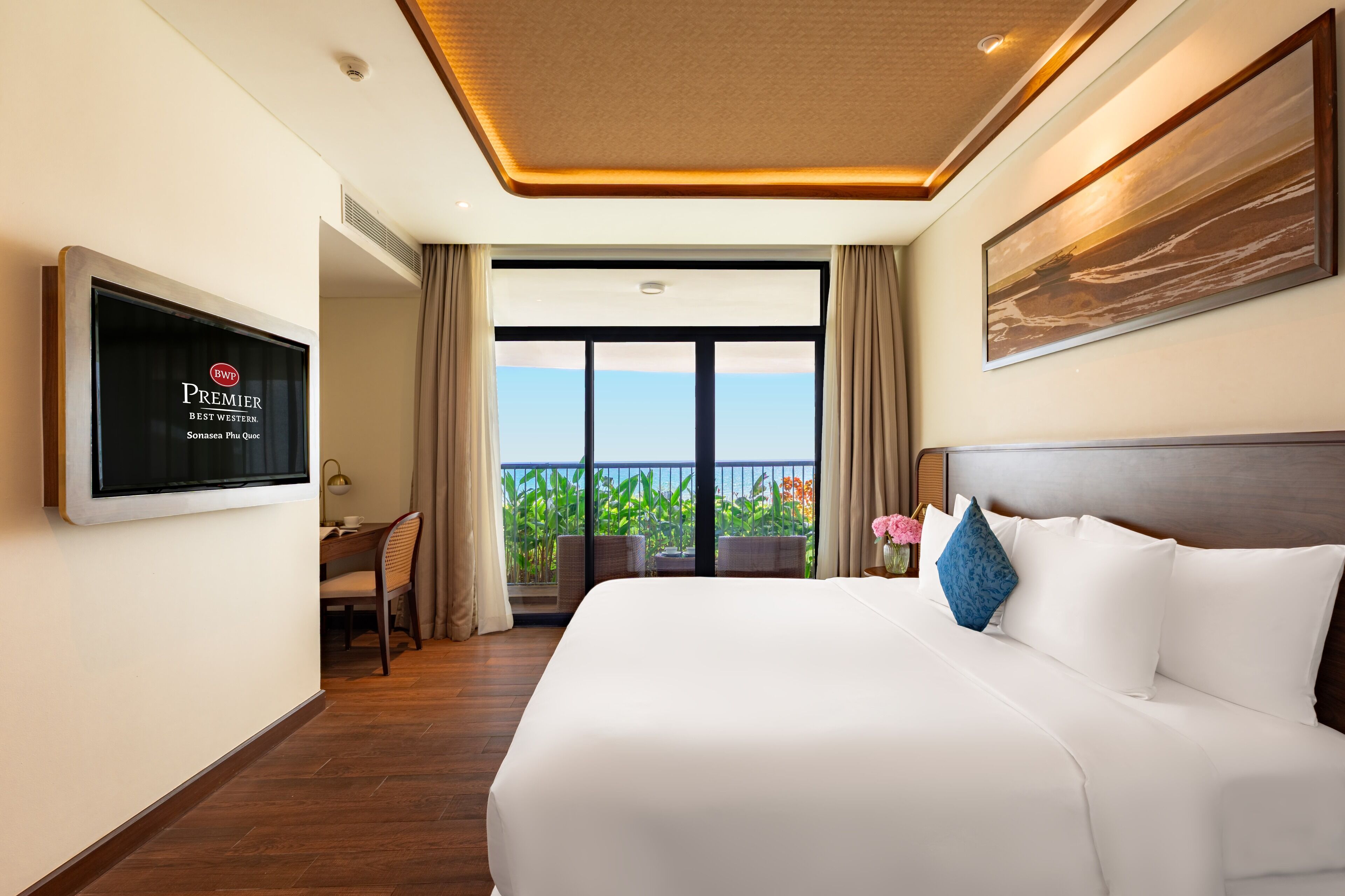 Executive Room, 1 King Bed, Balcony, Sea View (Living Room) | Minibar, in-room safe, desk, iron/ironing board