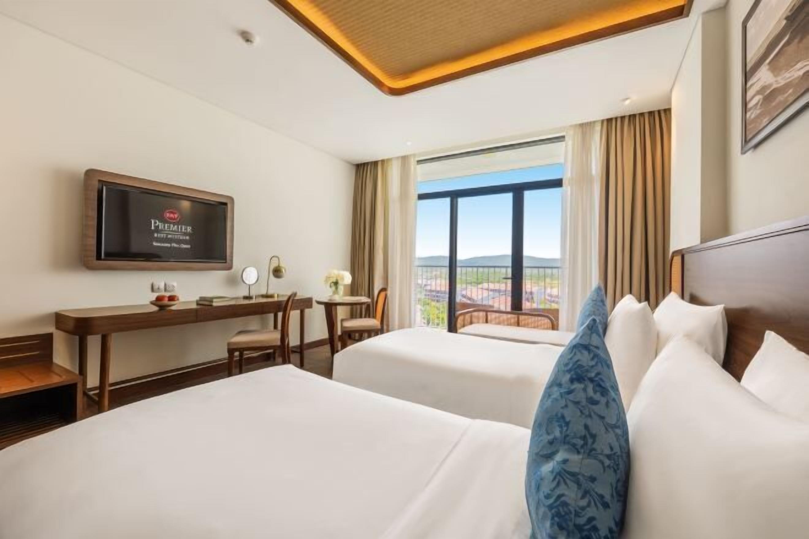 Minibar, in-room safe, desk, iron/ironing board