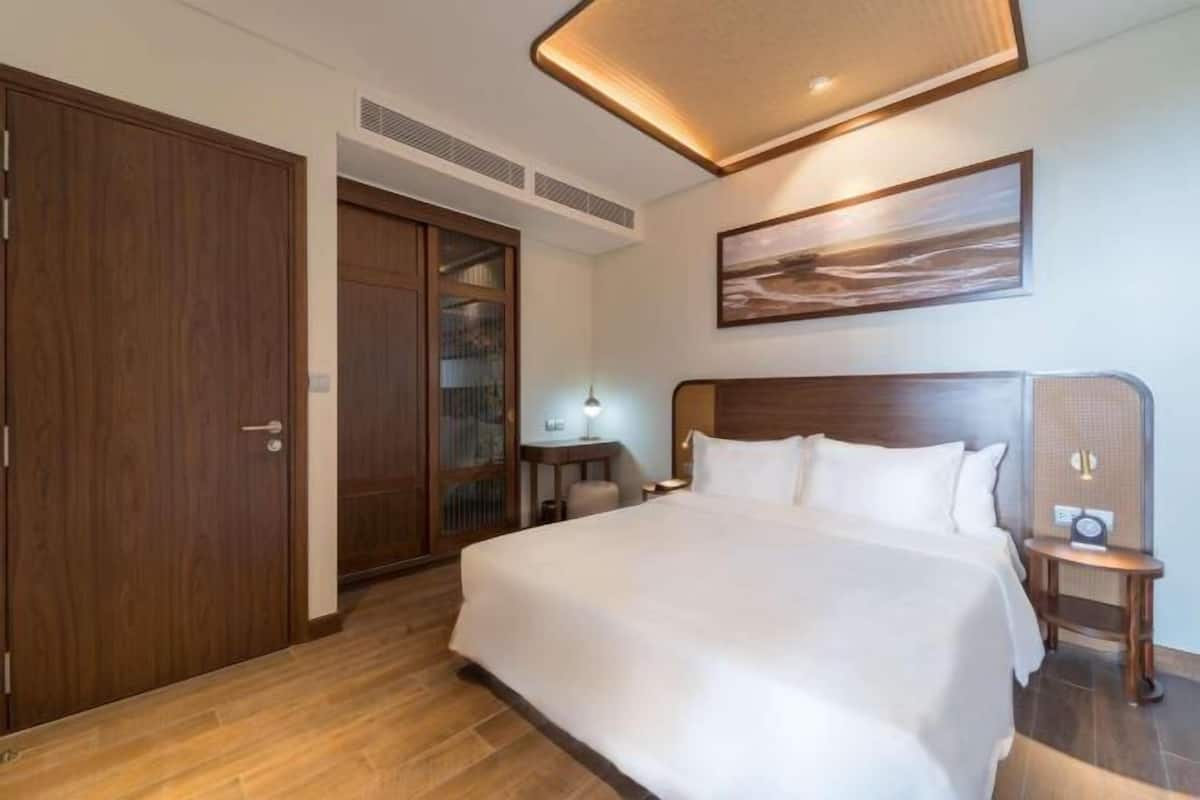 Minibar, caja de seguridad en la habitación y escritorio