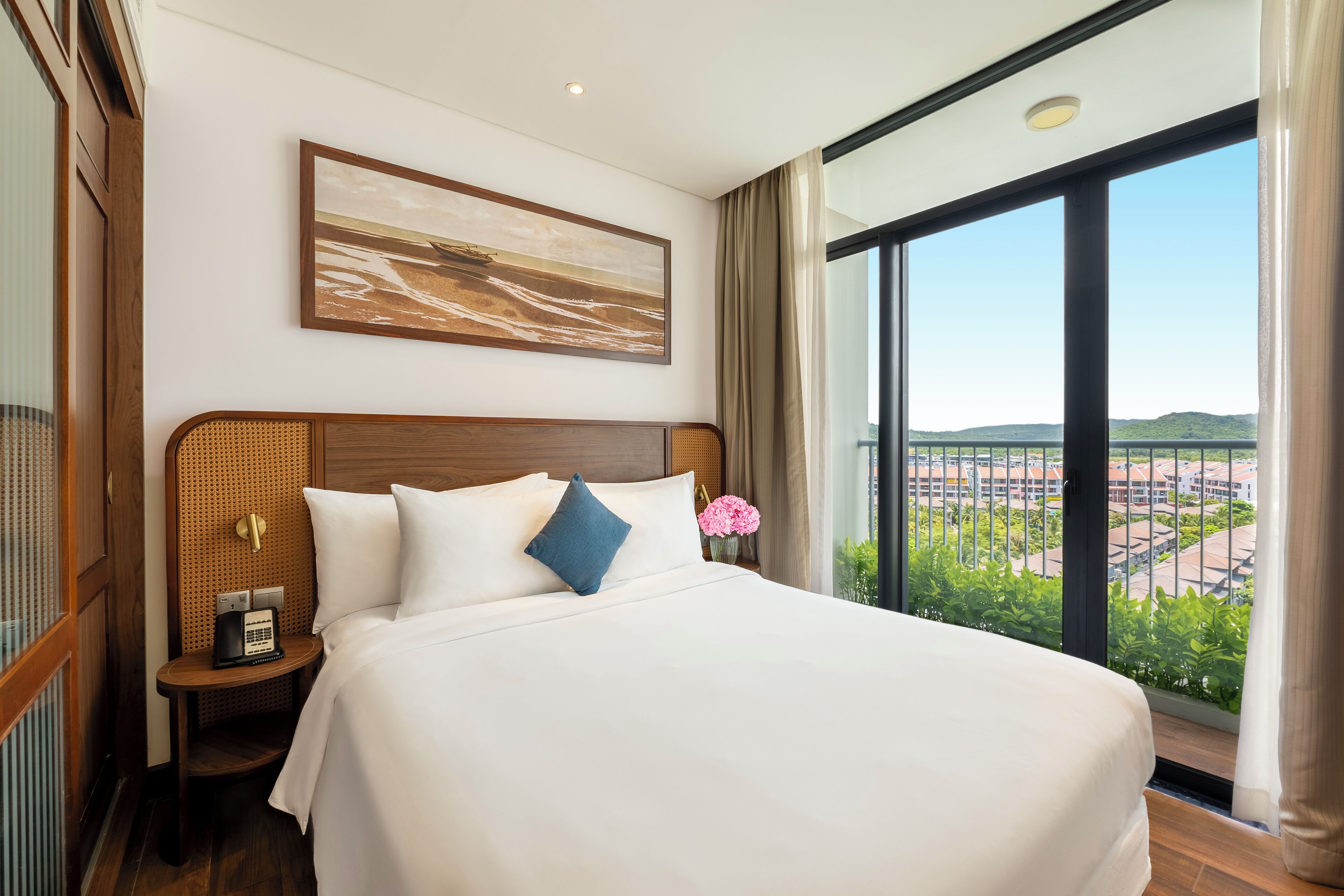 Executive Suite, 2 Queen Beds, Non Smoking, Balcony (Living Room) | Minibar, in-room safe, desk, iron/ironing board