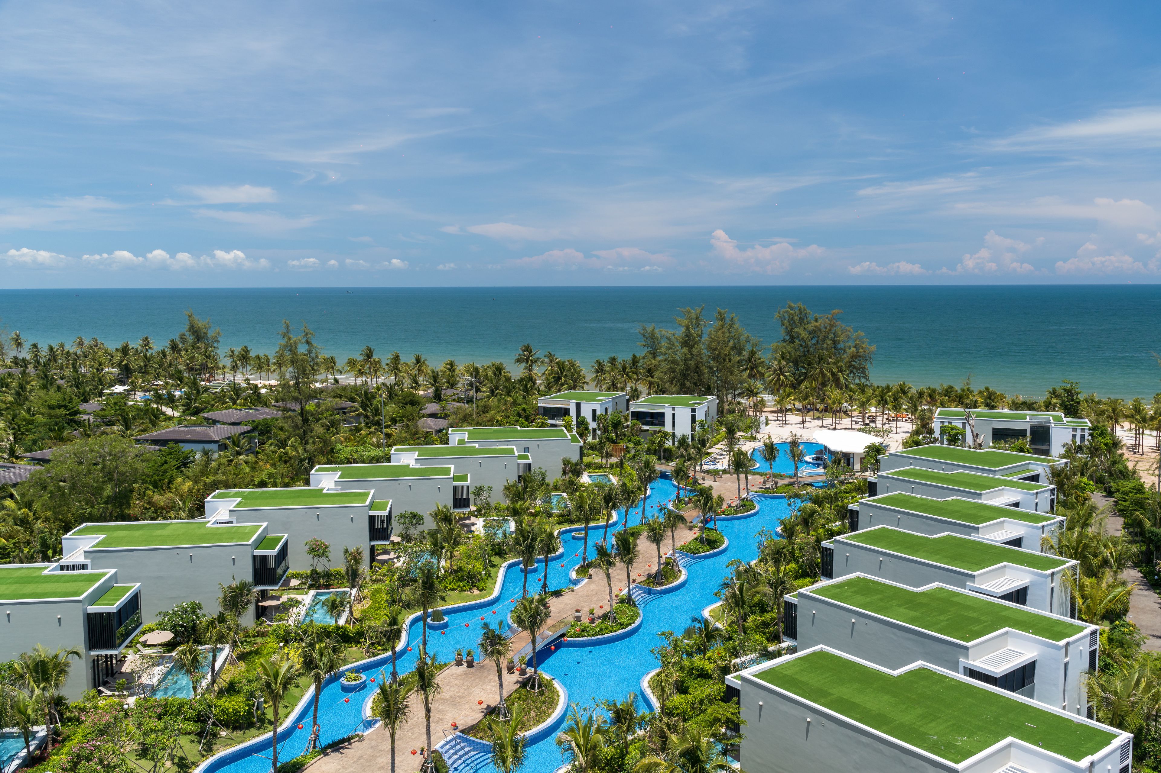 Hồ bơi ngoài trời, dù/ô trên bãi biển/hồ bơi, ghế dài tắm nắng 