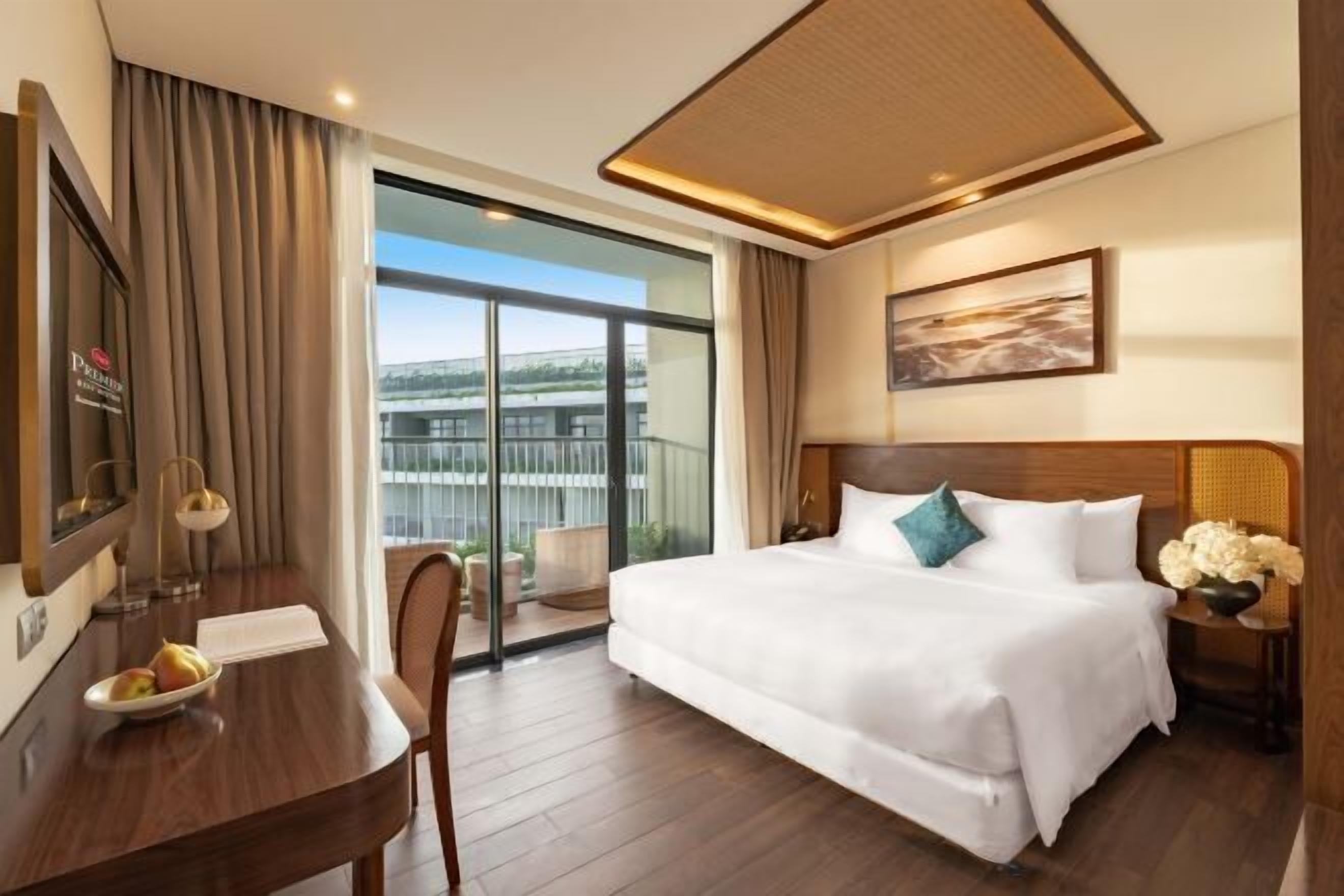 Minibar, in-room safe, desk, iron/ironing board