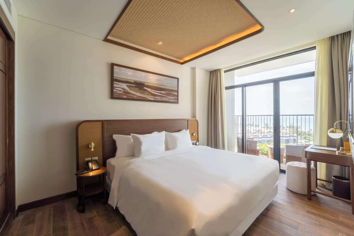 Minibar, in-room safe, desk, iron/ironing board