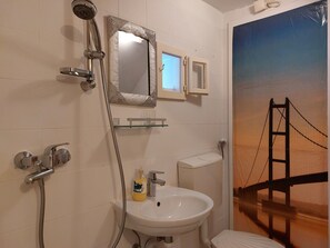 Kamar Double atau Twin Comfort | Kamar mandi | Shower, perlengkapan mandi gratis, pengering rambut, dan handuk