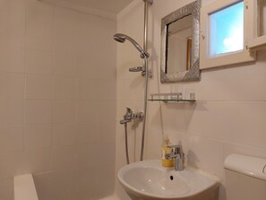 Dobbelt- eller tomannsrom – comfort | Bad | Dusj, toalettartikler (inkludert), hårføner og håndklær