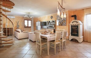 TV, fireplace, ping pong - Awesome apartment in Galizana with WiFi (Galizana)