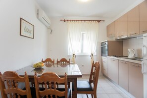 Familieleilighet | Spiseområde på rommet