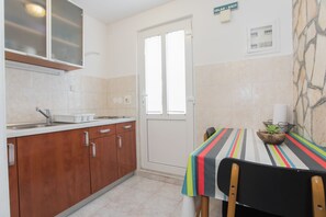 Økonomistudio, bakgårdsutsikt | Spiseområde på rommet