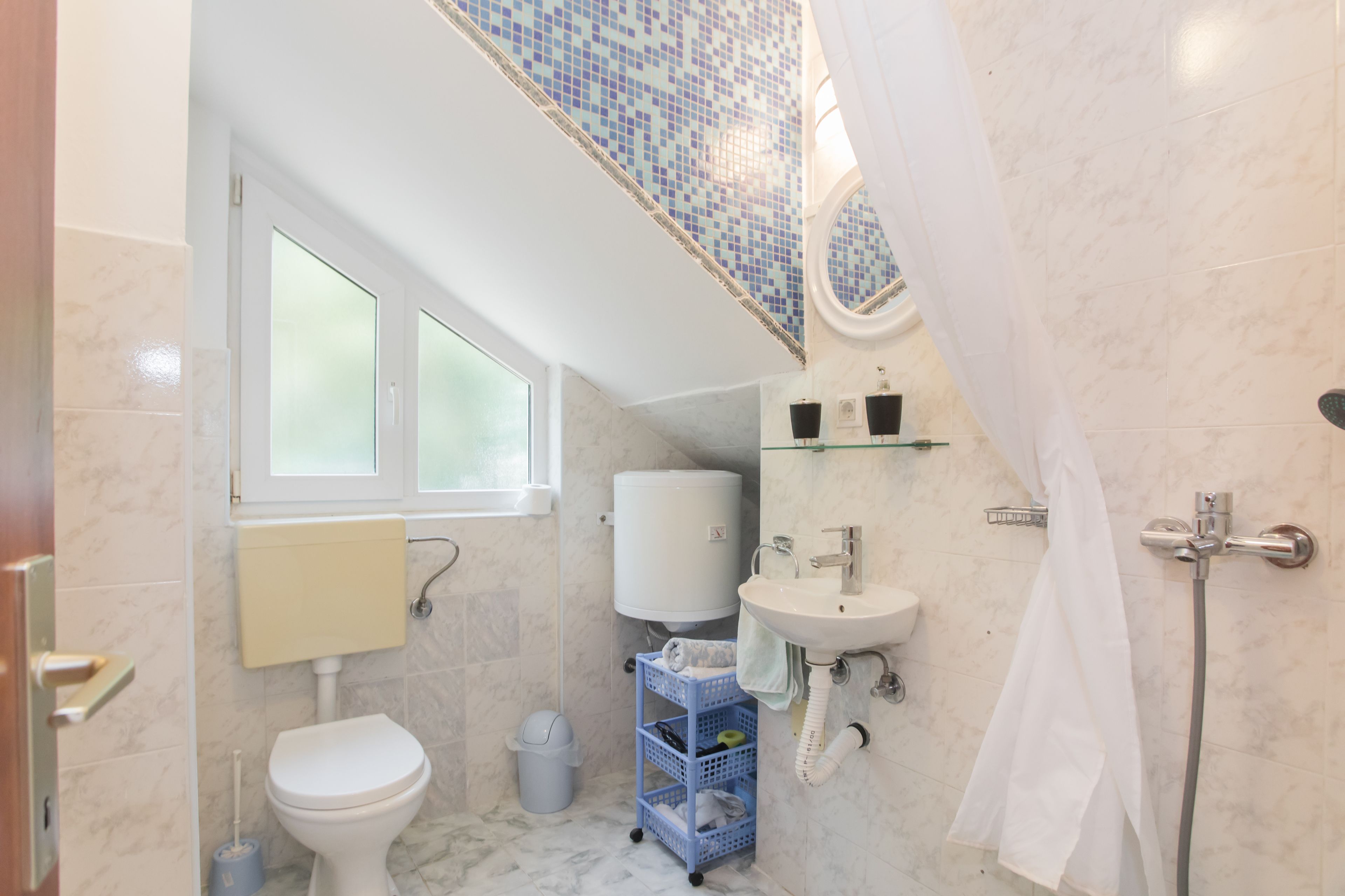 Economy Studio, Courtyard View | Bathroom | Hair dryer, towels, toilet paper