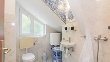 Studio Économique, vue cour intérieure | Salle de bain | Sèche-cheveux, serviettes fournies, papier toilette