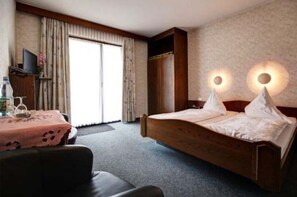 Desk, rollaway beds, free WiFi, bed sheets - Hotel Quellenhof (Bad Breisig)