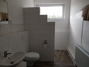 Quadruple Room, 2 Bedrooms | Bathroom | Shower, hair dryer, towels - Pension Garni Zur Schamper Mühle (Gotthun)