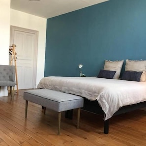 Family Room, Bathtub (Dewas) | Iron/ironing board, free cots/infant beds, free WiFi, bed sheets - Le 3 Fuscien - Henriville Gare (Amiens)