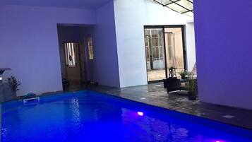 Kolam renang indoor