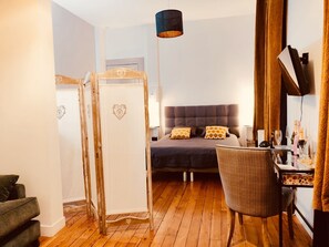 Habitación cuádruple, 1 cama doble con sofá cama (Mon Plaisir) | Tabla de planchar con plancha, cunas gratuitas, wifi gratis