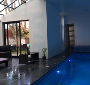 Una piscina cubierta