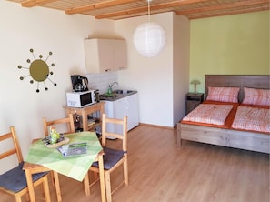 Cunas, camas extra, wifi gratis y ropa de cama 