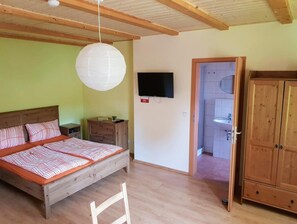 Cunas, camas extra, wifi gratis y ropa de cama 