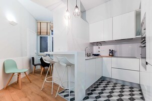 Nevera en la zona común, microondas en la zona común y placa de cocina