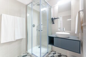 Suíte standard, 1 cama de casal, banheiro privativo | Banheiro | Chuveiro, secador de cabelo, toalhas de banho