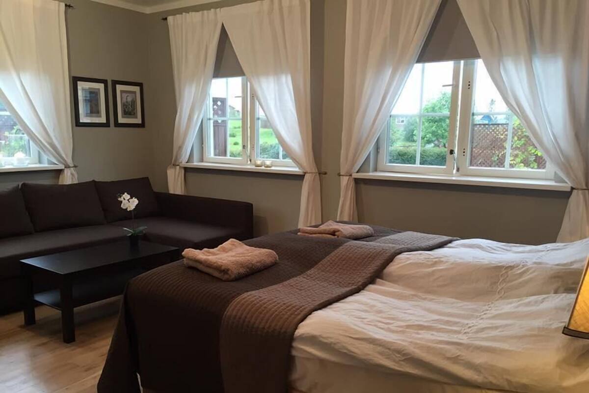 6 bedrooms, blackout drapes, iron/ironing board, cribs (free)