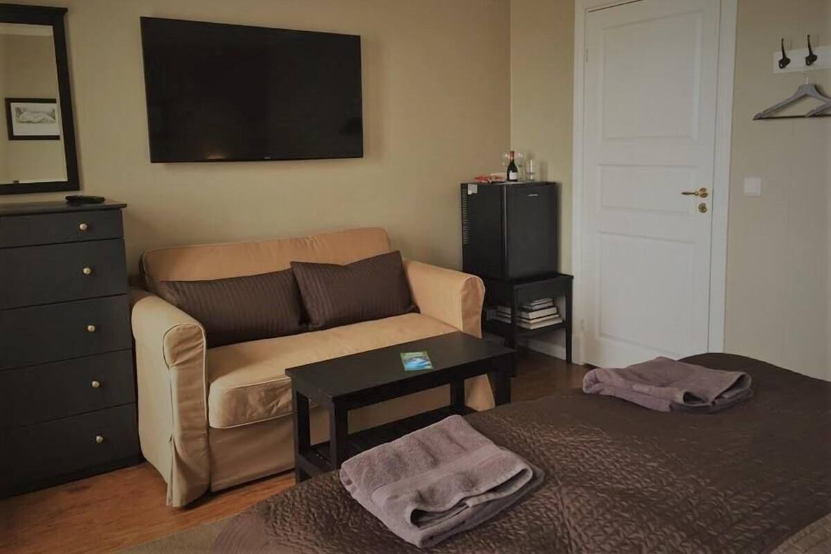 6 bedrooms, blackout drapes, iron/ironing board, cribs (free)