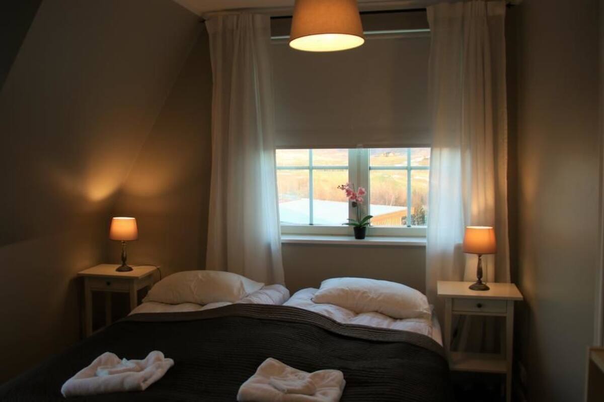 6 bedrooms, blackout drapes, iron/ironing board, cribs (free)