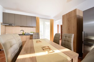 Una televisión de pantalla plana