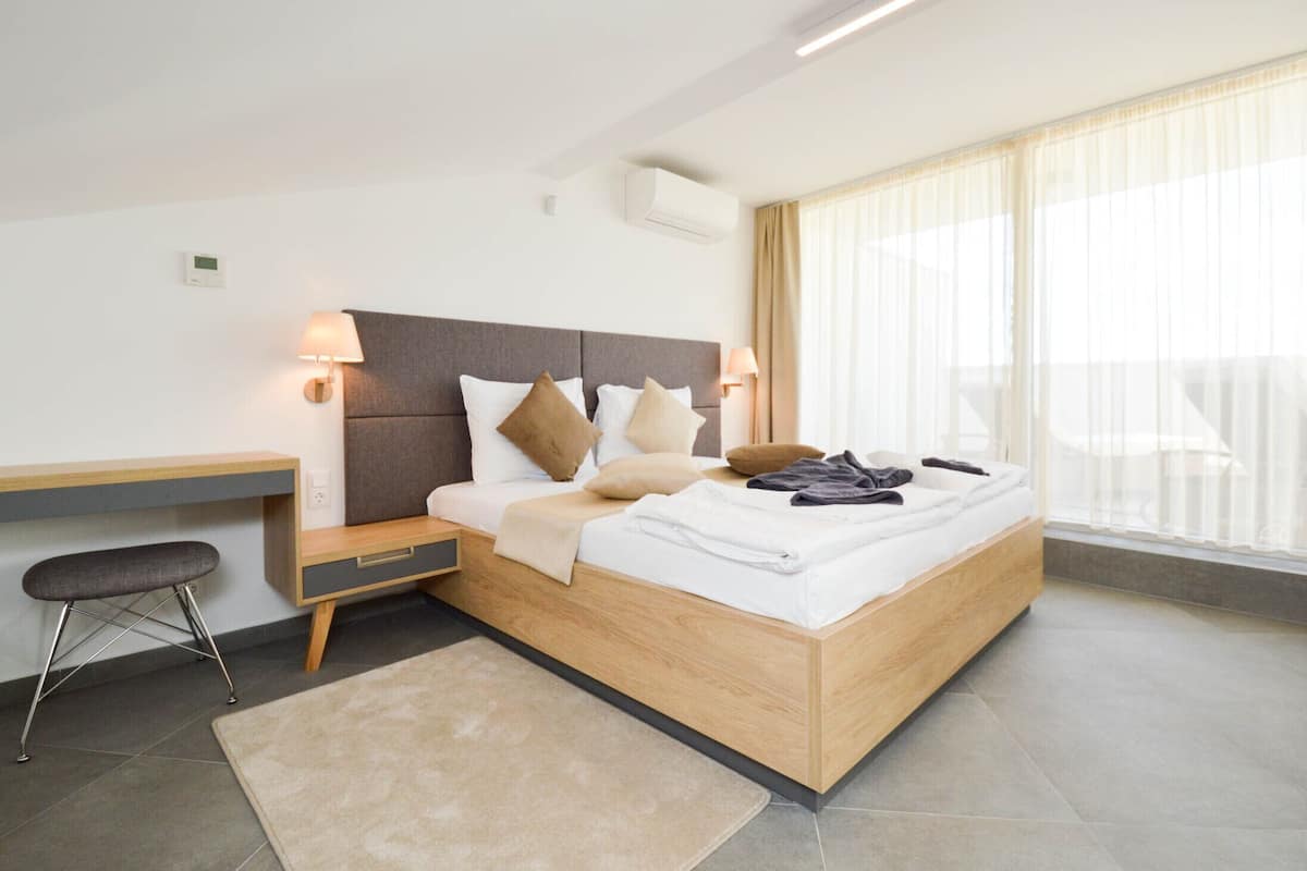 2 bedrooms, soundproofing, iron/ironing board, bed sheets