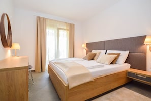 Luxury Apartment (Balcony, sea view) | Sistema de insonorización, tabla de planchar con plancha, ropa de cama