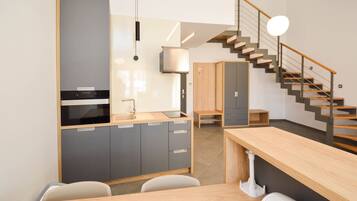 Een koelkast, een magnetron, een kookplaat, een waterkoker