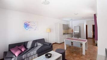Apartment with Garden | Wohnbereich | Flachbildfernseher