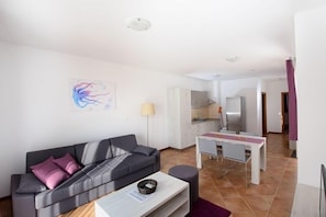Apartment with Garden | Zona de estar | Una televisión de pantalla plana