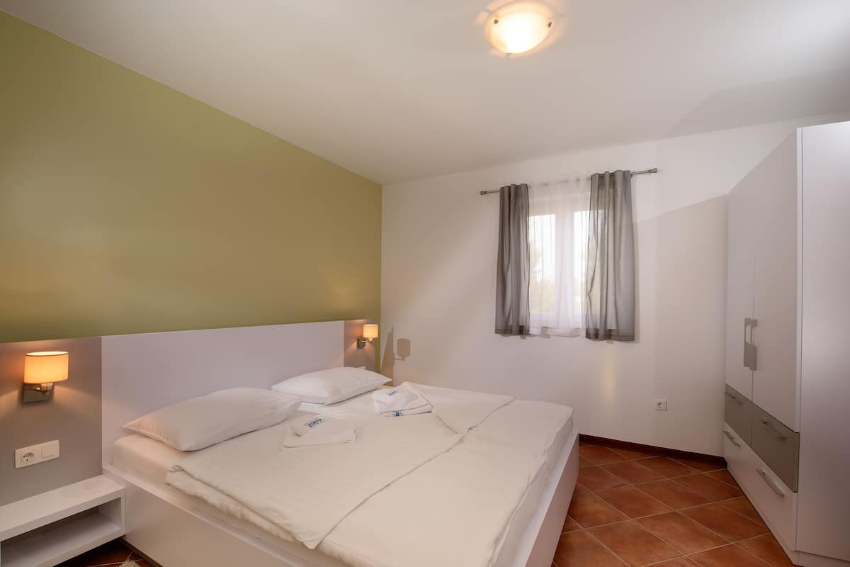 2 bedrooms, soundproofing, iron/ironing board, bed sheets