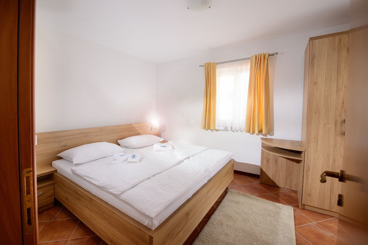 2 bedrooms, soundproofing, iron/ironing board, bed sheets