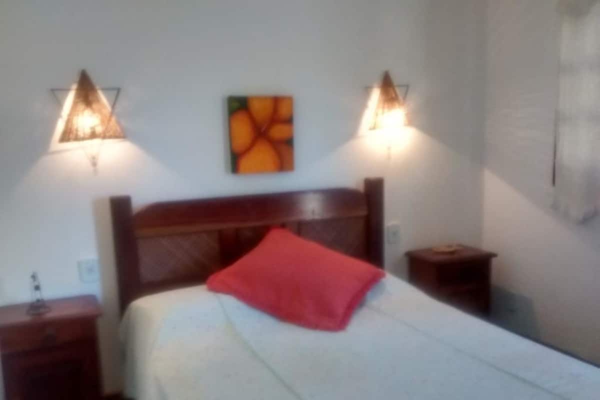 Escritorio, wifi gratis y ropa de cama