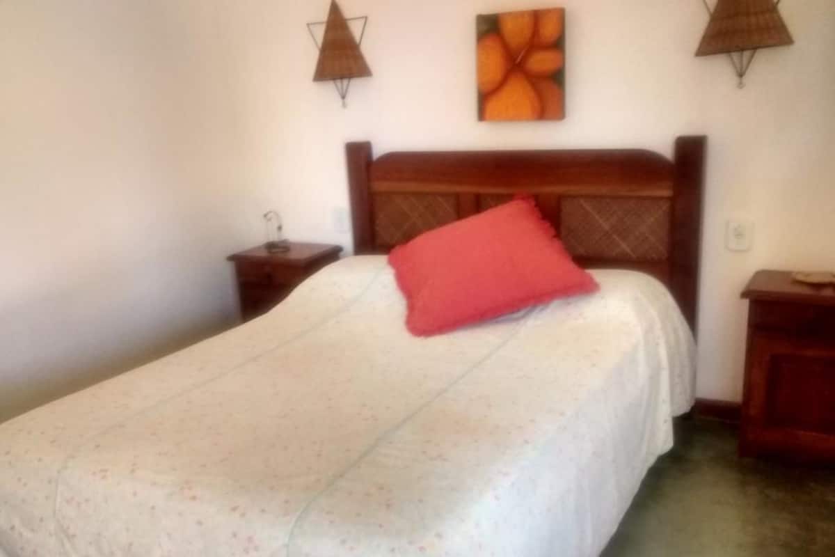 Escritorio, wifi gratis y ropa de cama