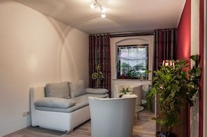 Suite, 1 Schlafzimmer | Wohnbereich | Flachbildfernseher