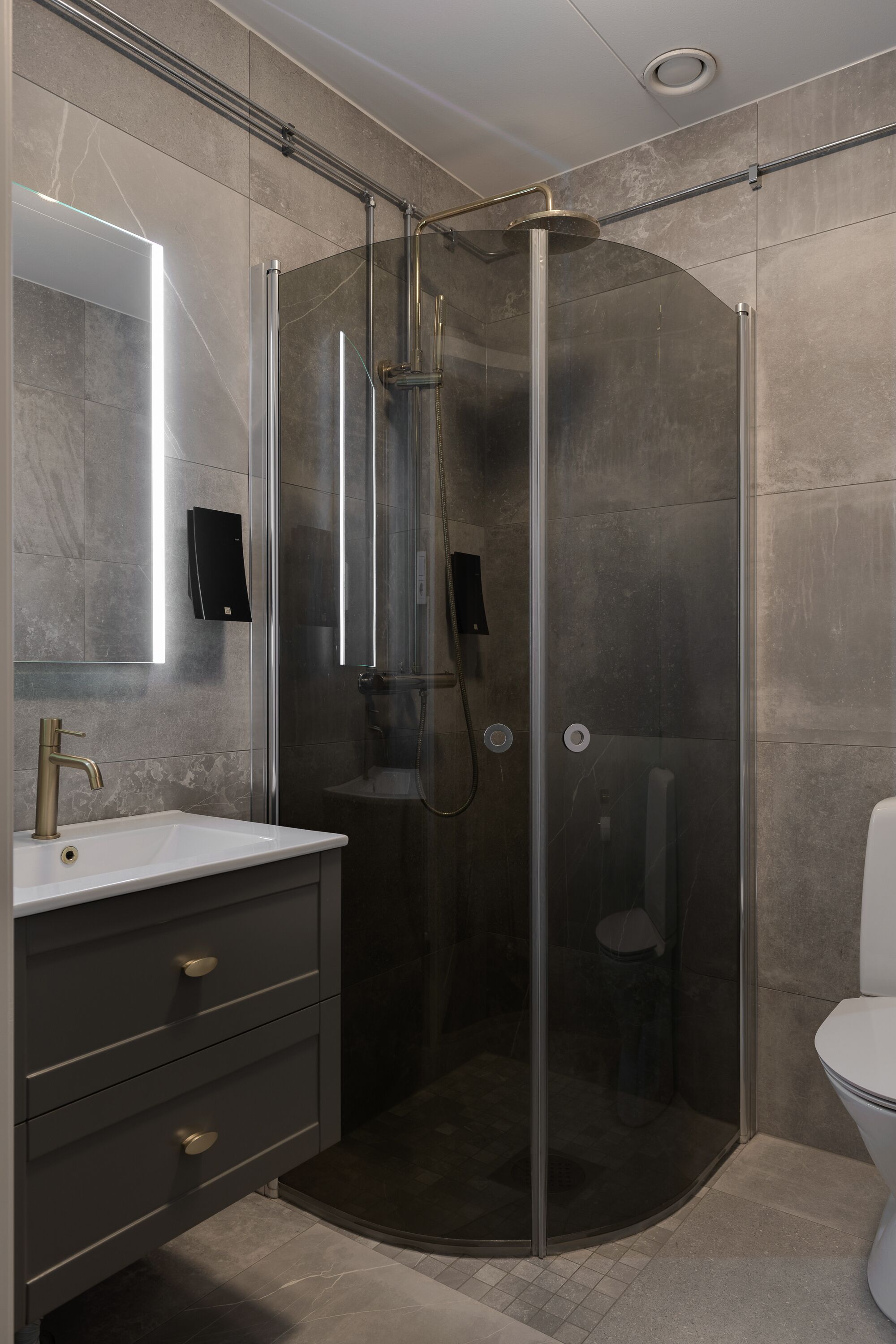 double room (guldrum) | bathroom | shower, free toiletries, towels