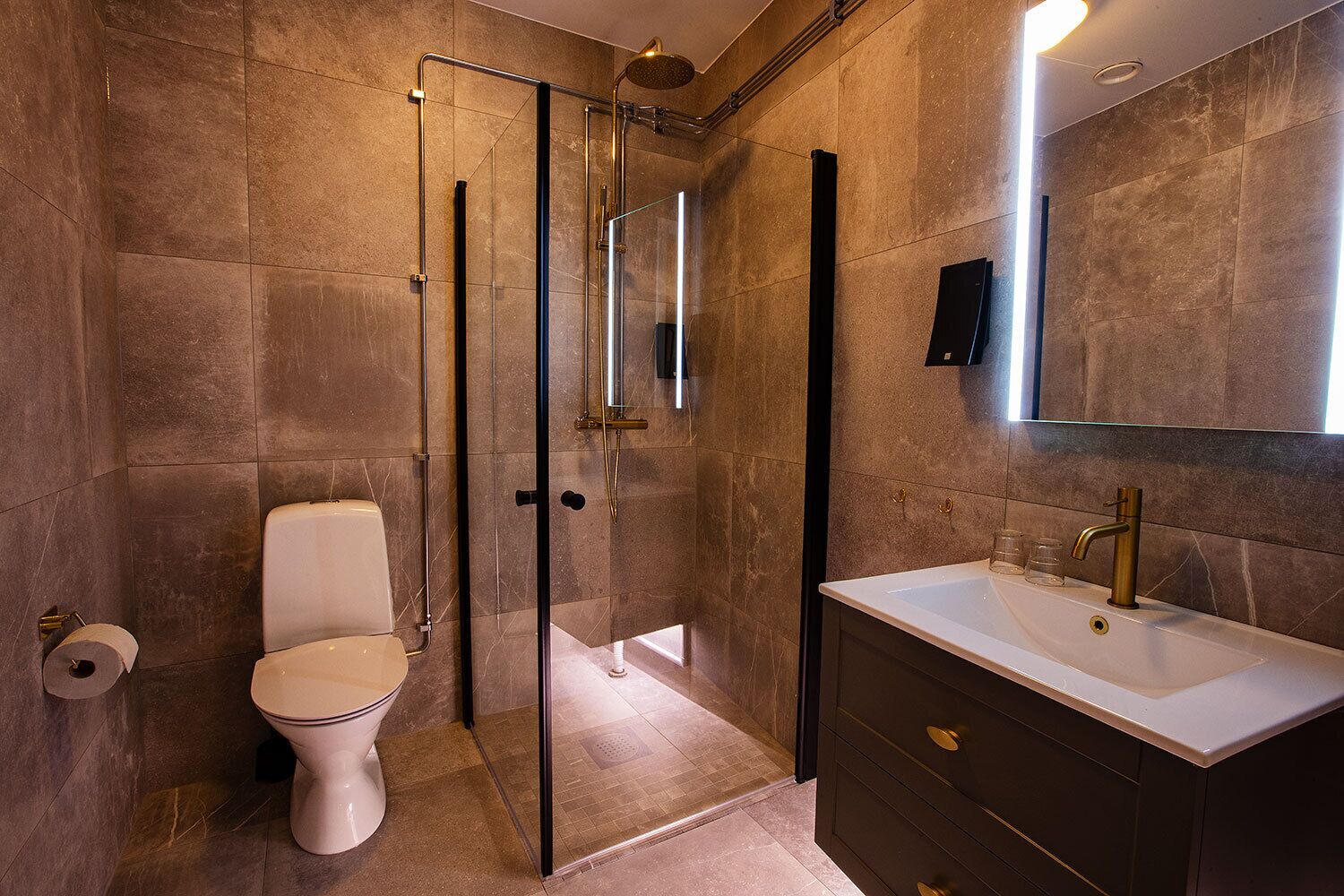 double room (guldrum) | individually decorated, individually furnished, free wifi, bed sheets