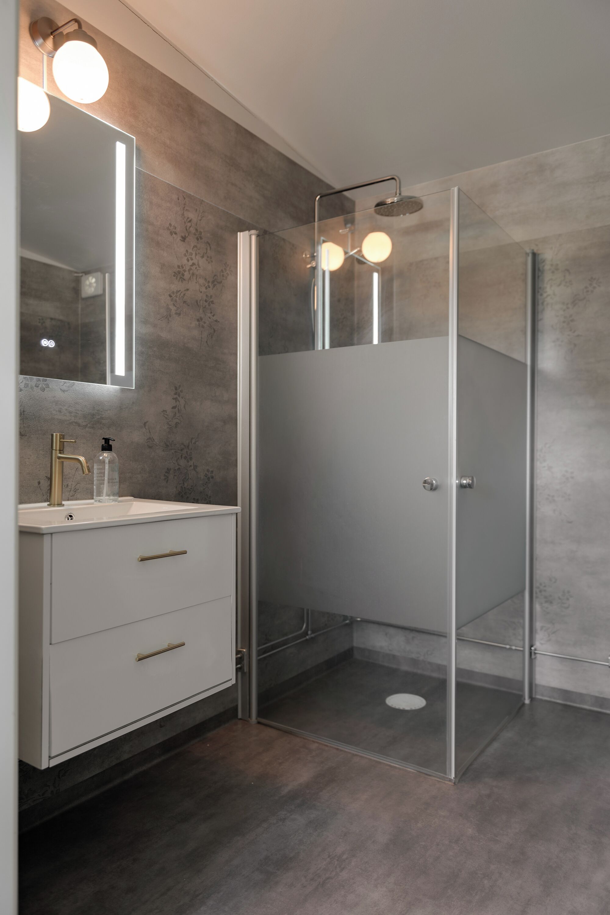 lodge | bathroom | shower, free toiletries, towels