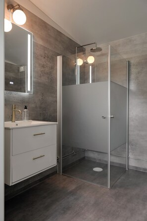 Lodge | Bathroom | Shower, free toiletries, towels